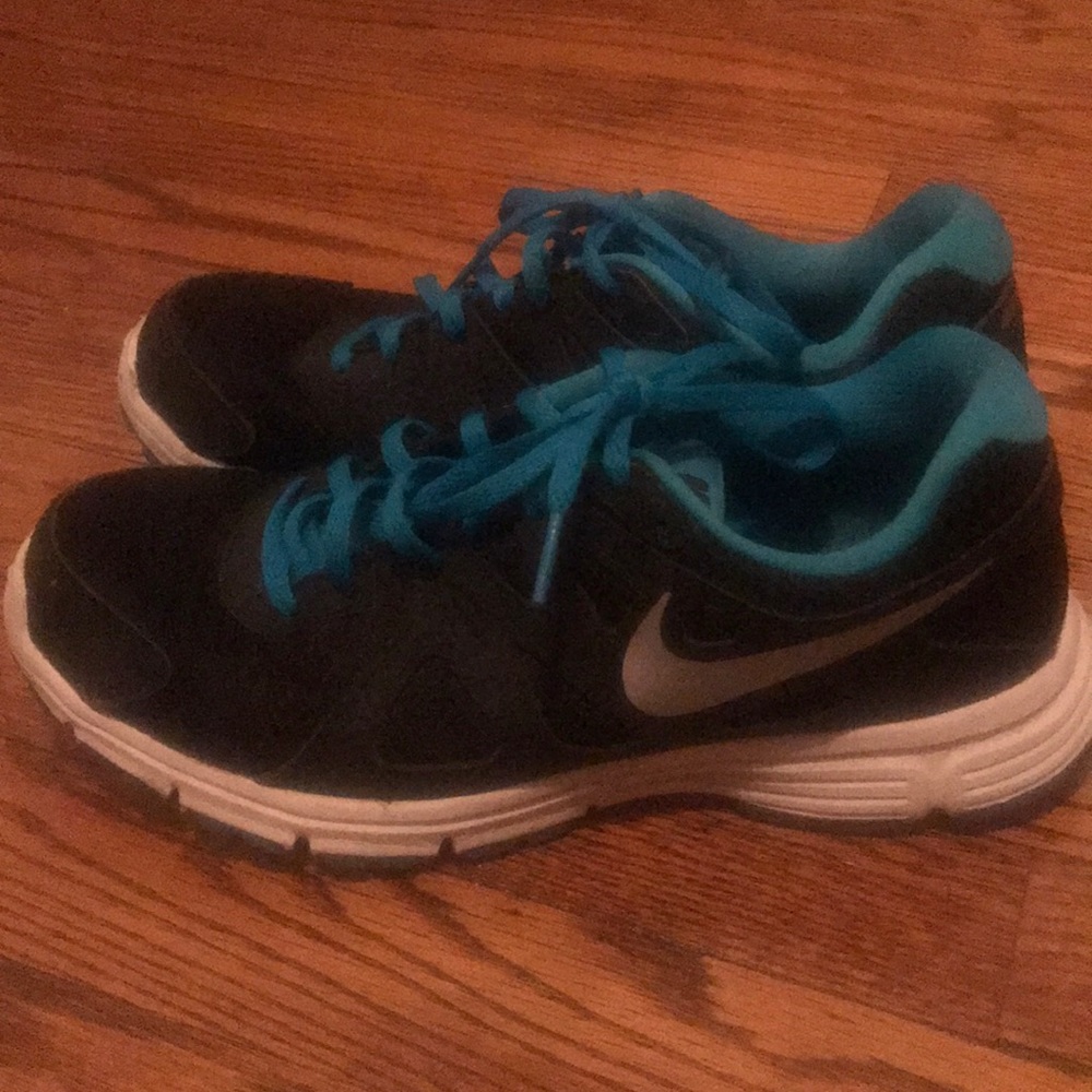 Nike Revolution 2 Size 7Y Sneaker